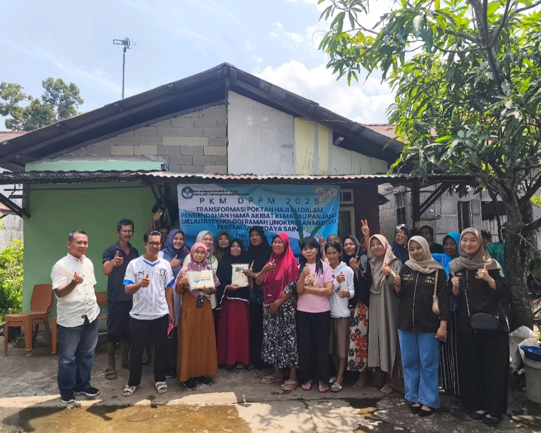 Tim dosen Universitas Tanjungpura bersama anggota Poktan Haji Ali saat penyerahan alat teknologi tepat guna di Desa Kuala Dua, Kubu Raya.