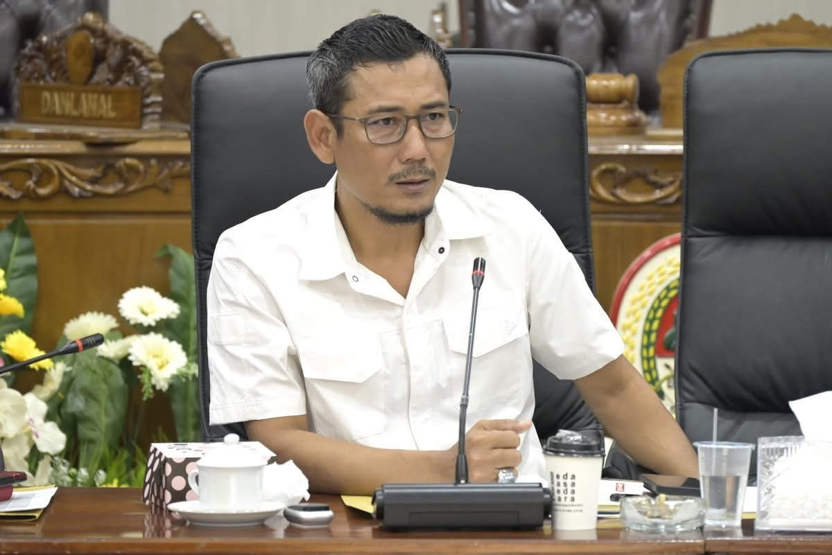 ARAHAN : Ketua DPRD Ketapang, Achmad Sholeh, memberikan arahan saat memimpin rapat bersama TAPD dan Dinas PUPR dan Perkim, (11/11).