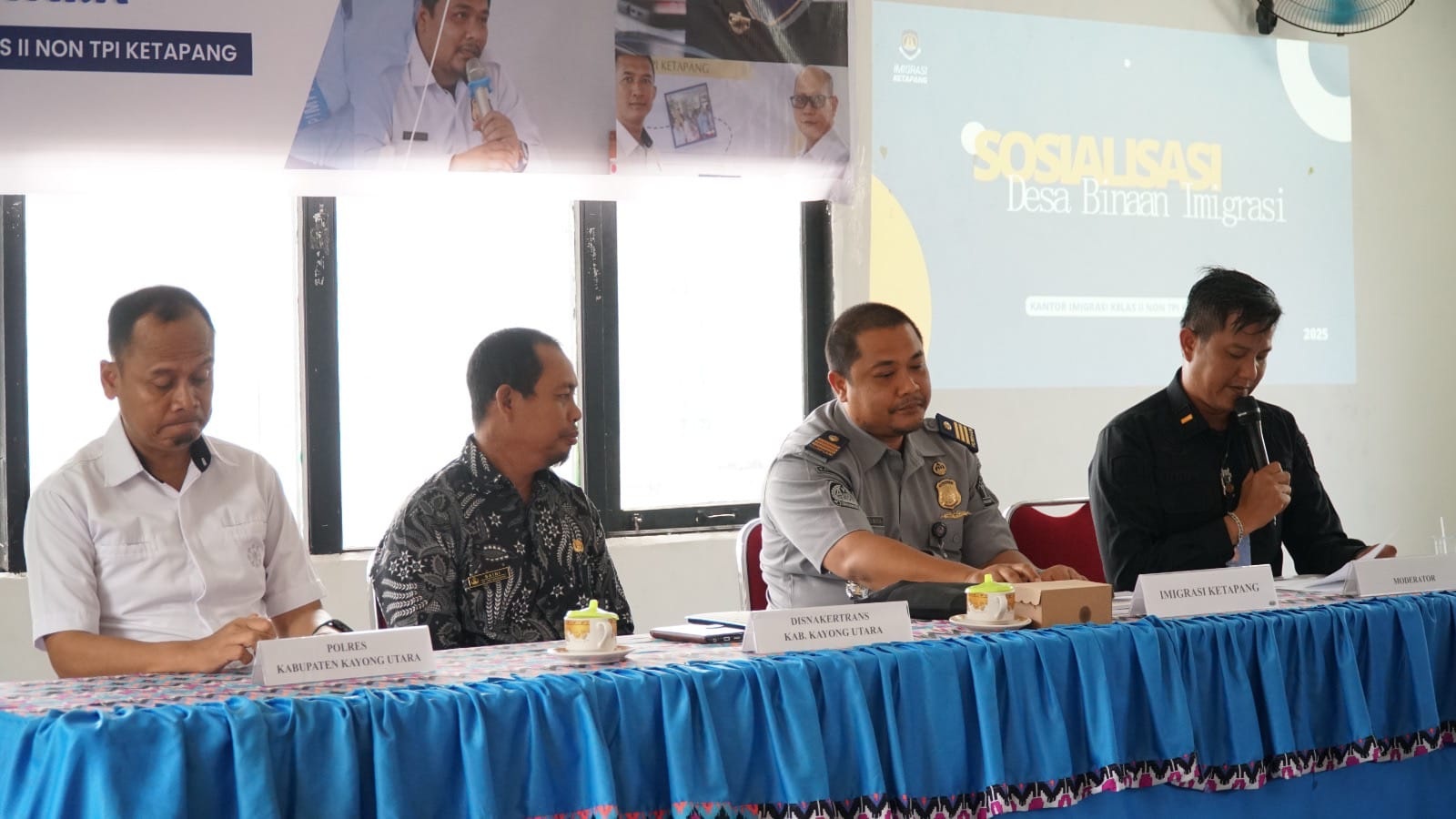 SOSIALISASI : Kantor Imigrasi Kelas II Non TPI Ketapang menggelar Sosialisasi Pencegahan TPPO dan TPPM di Balai Desa Sutera, Sukadana, Kayong Utara, Selasa (11/11).