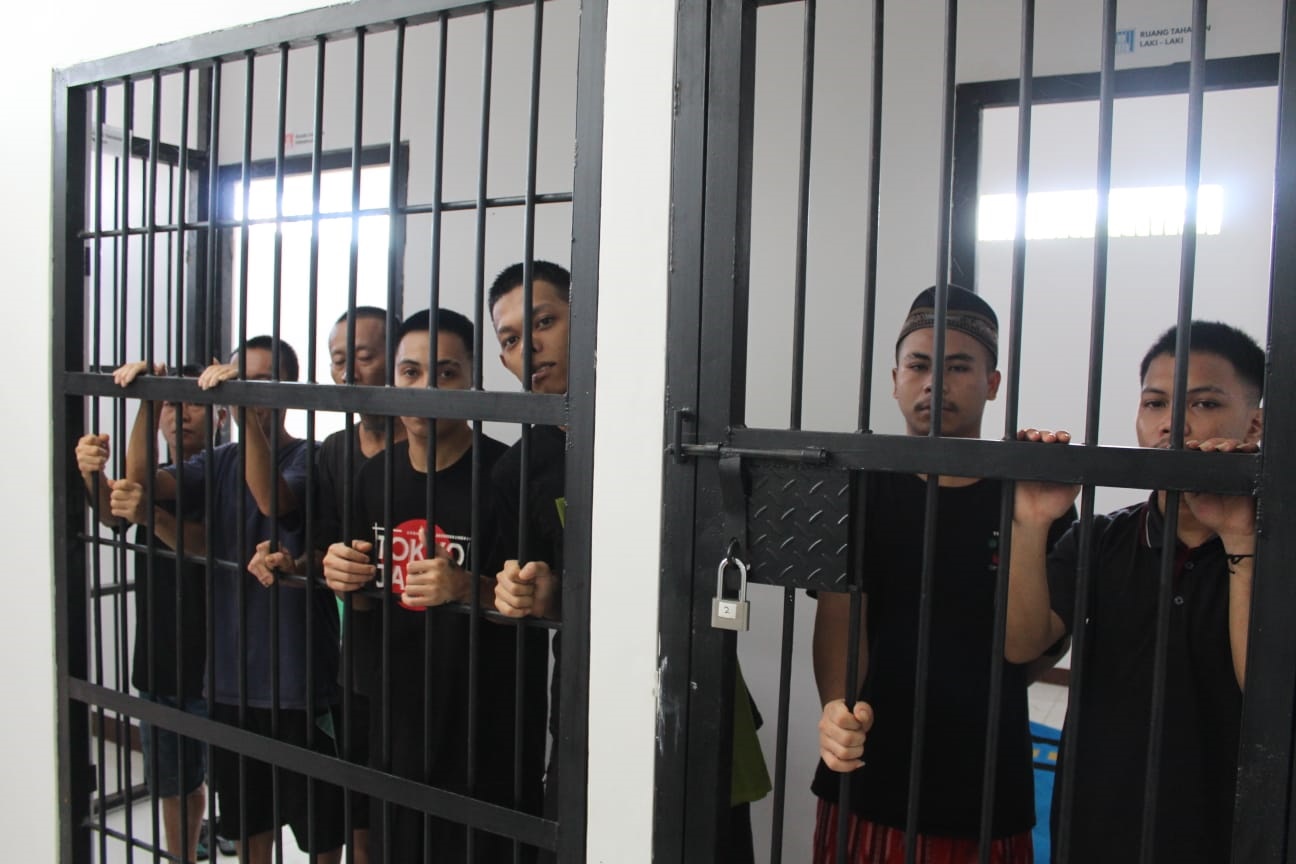 TERSANGKA : Para tersangka yang sudah ditahan di Rutan Putussibau. Dari 8 tersangka ini, 3 orang merupakan warga Malaysia