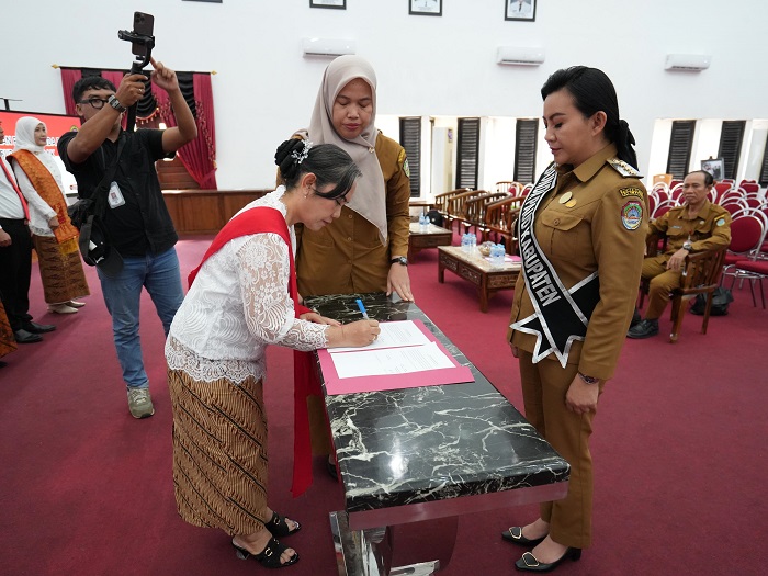 PAUD : Bupati Landak sekaligus Bunda PAUD Landak, Karolin Margret Natasa saat mengukuhkan struktur Pokja Bunda PAUD Landak.