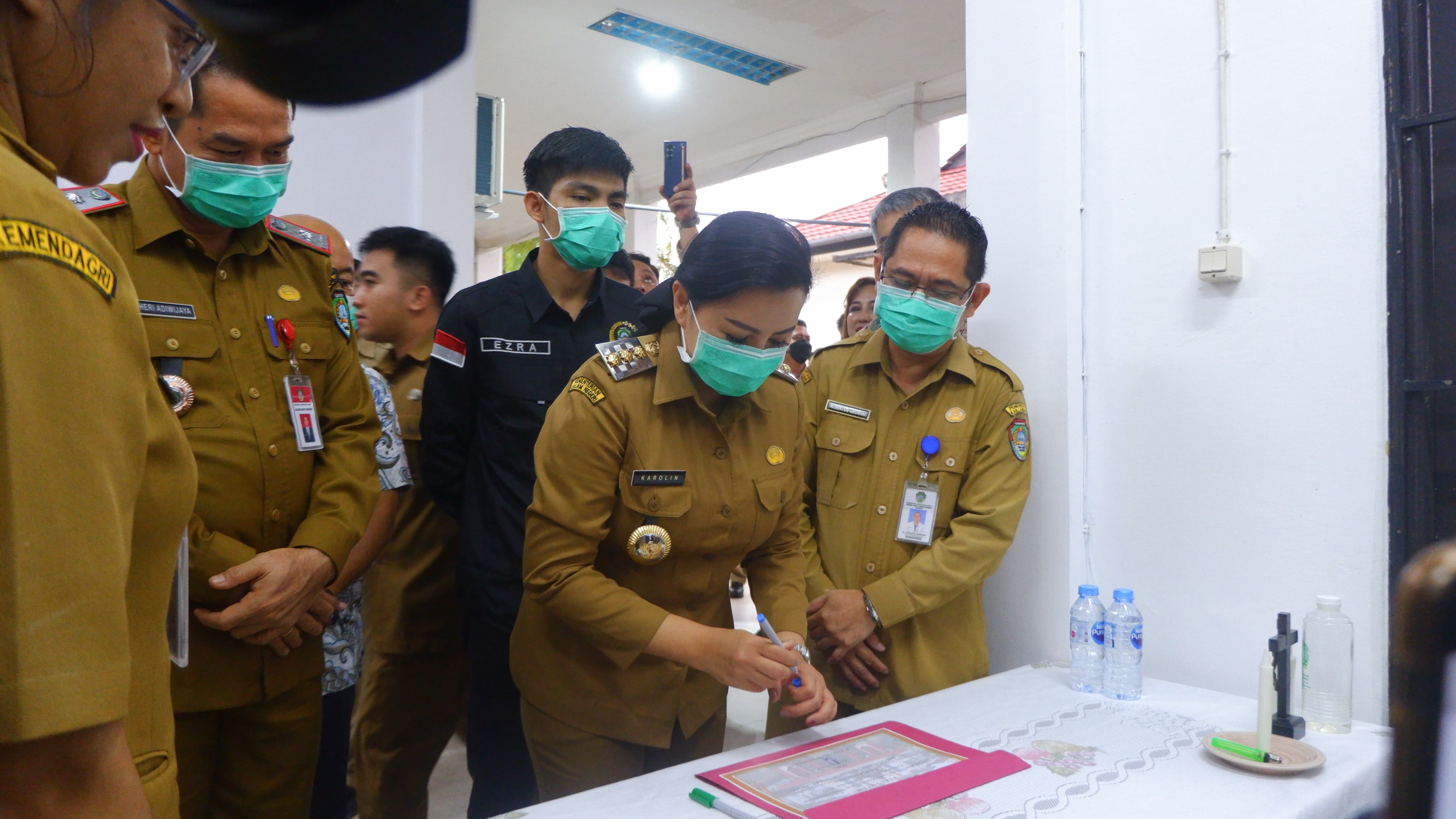 LAYANAN : Bupati Landak Karolin Margret Natasa saat meninjau dan meresmikan Unit Dialisis layanan cuci darah di RSUD Kabupaten Landak.