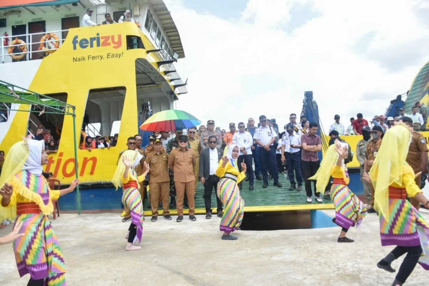 RESMIKAN: Bupati Kubu Raya, Sujiwo, meresmikan kapal penyeberangan Sungai Bulan&ndash;Kampung Baru, membuka akses transportasi dan mendorong pertumbuhan ekonomi pesisir.