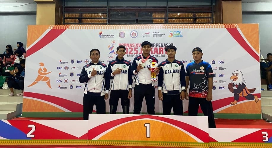 MEDALI: Afri Chiba Hiroyuki, santri MA Ibnu Taimiyah Singkawang, menunjukkan medali perak yang diraihnya pada ajang Popnas 2025 di Jakarta.