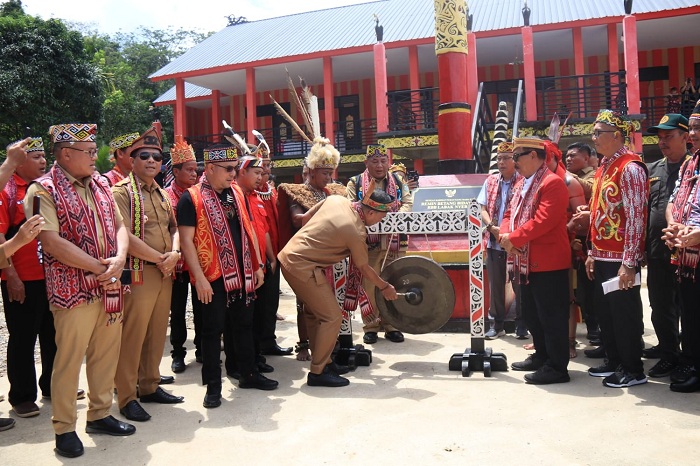 RESMIKAN: Wagub Kalbar Krisantus Kurniawan bersama Bupati Sanggau Yohanes Ontot meresmikan Rumah Betang Bidayuh Labak Nyeru di Entikong, simbol persatuan dan pelestarian budaya Dayak.