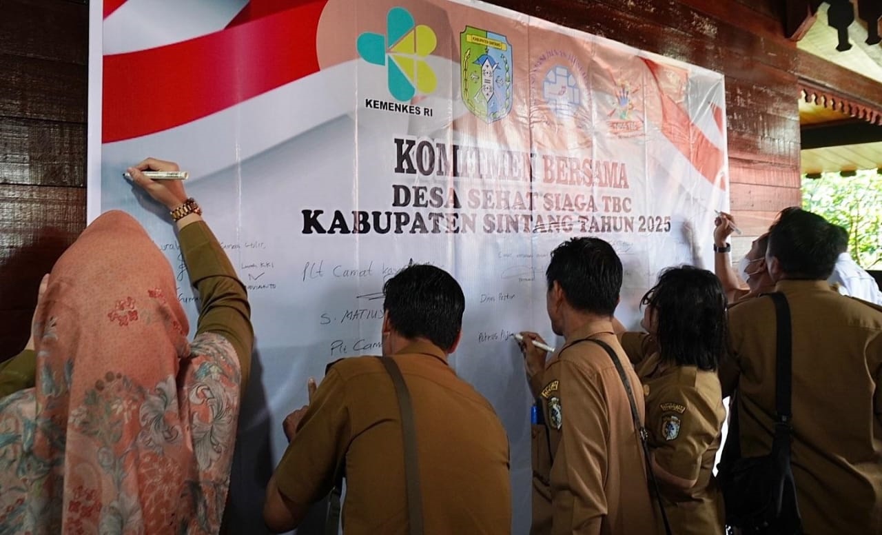 TANDA TANGAN: Bupati Sintang Gregorius Herkulanus Bala dan para kepala desa menandatangani komitmen bersama dalam peluncuran Program Desa Sehat Siaga TBC 2025, Rabu (12/11).