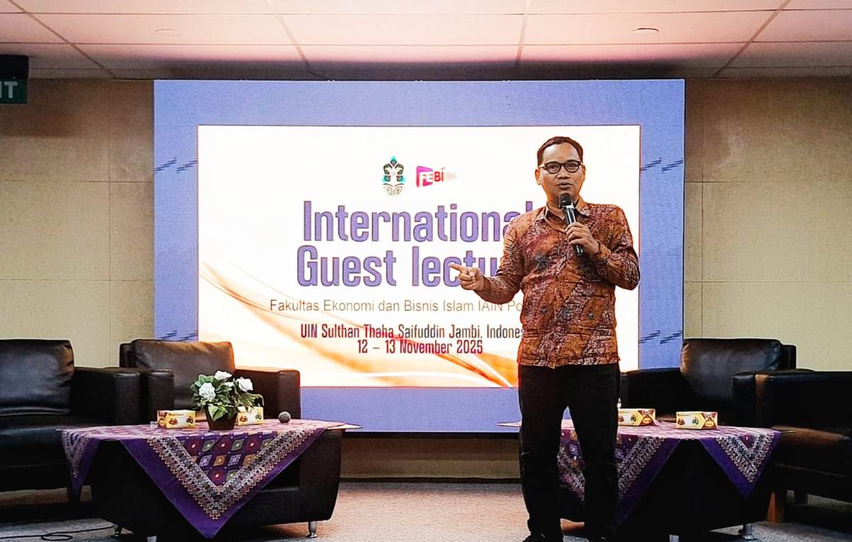 Wakil dekan I FEBI PTKIN memaparkan muatan ekonomi dan keuangan syariah dalam RPJMN dan RPJMD pada kegiatan Guest Lecture internasional di Jambi.