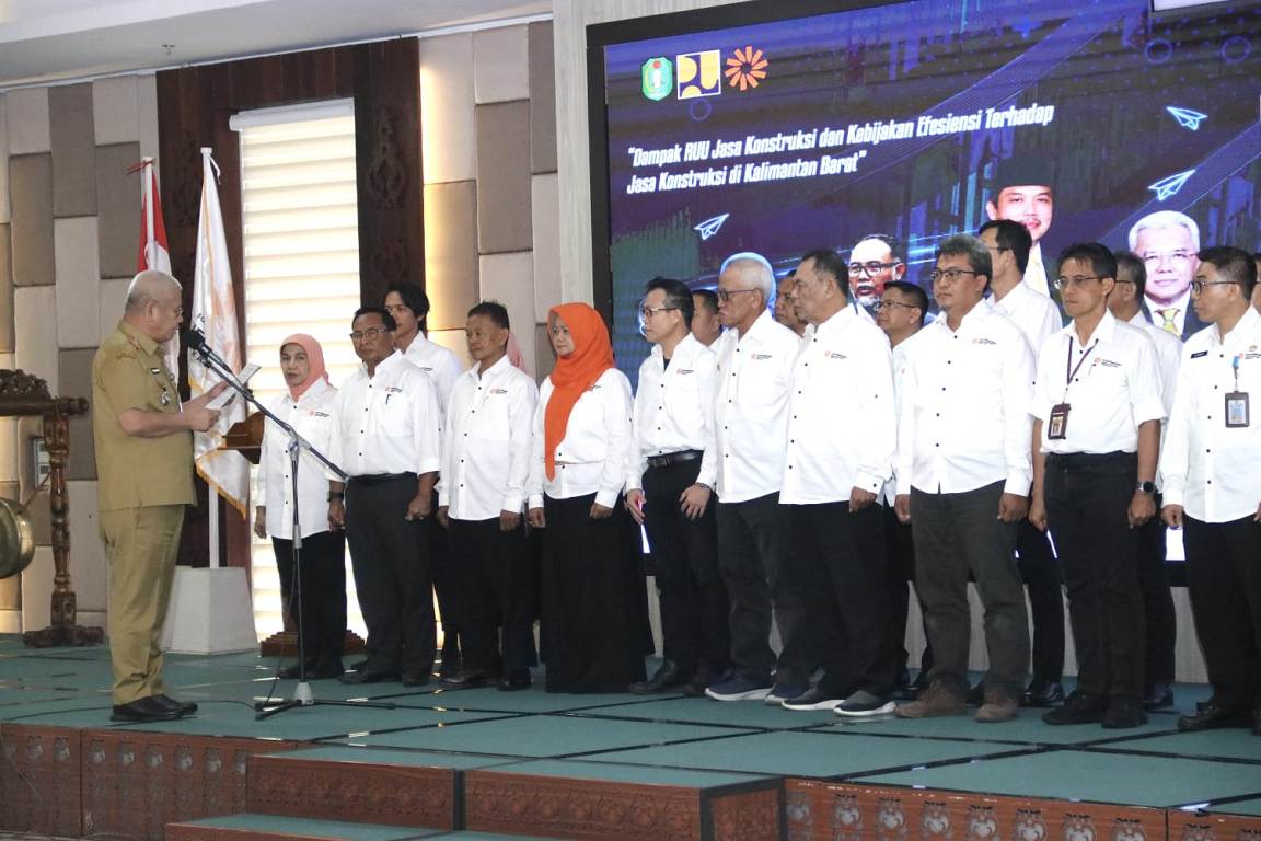 Sekda Kalbar Harisson melantik Formajakon Kalbar di Aula Garuda, Kantor Pelayanan Terpadu Kawasan Kantor Gubernur Kalbar pada Selasa (11/11).