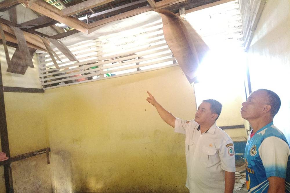 Pihak sekolah saat menunjukkan kondisi SDN 03 Kedamin yang rusak parah dan belum pernah tersentuh pembangunan dari Pemerintah.