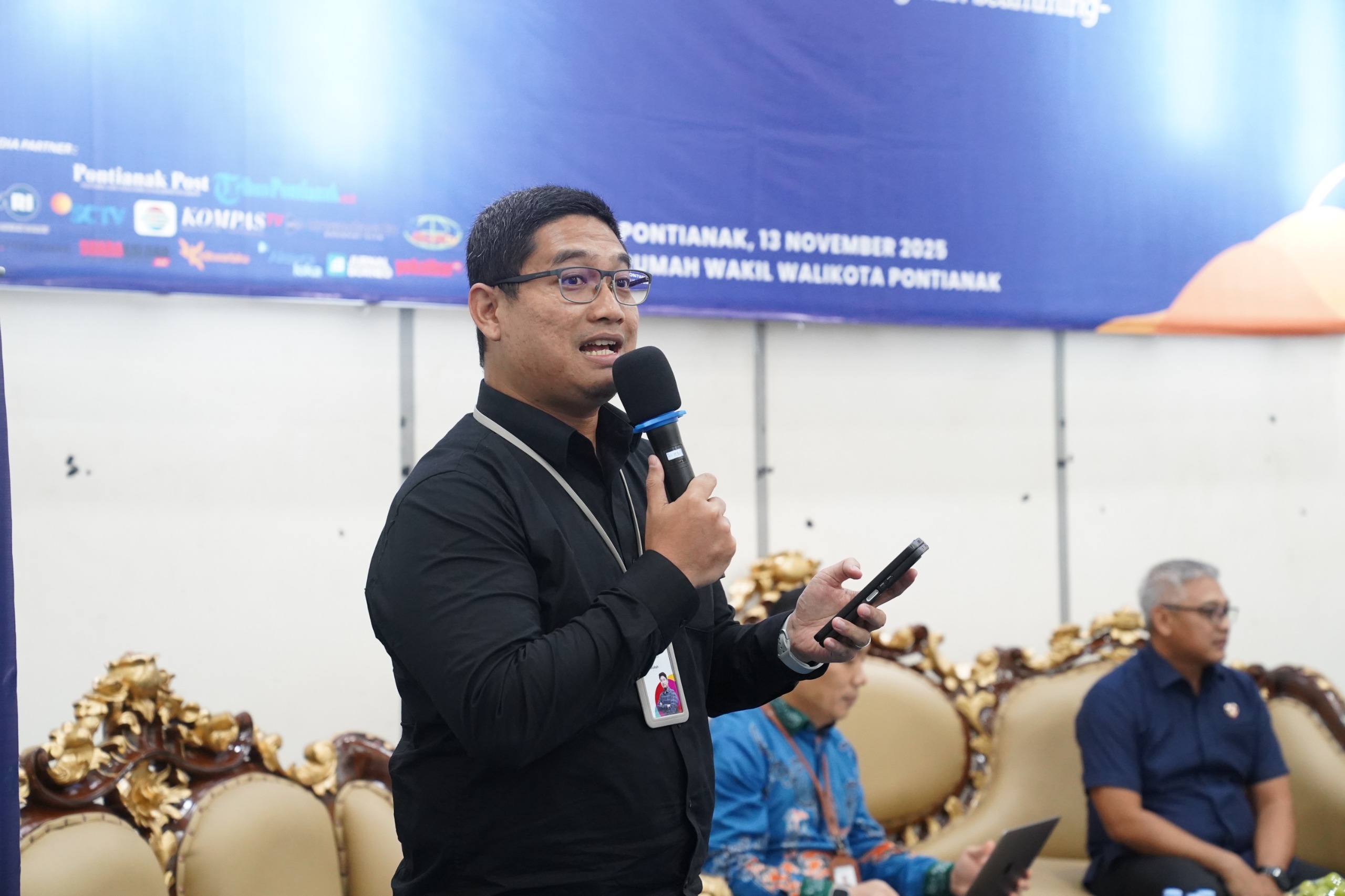 Head of Branch Sales IM3 Pontianak, Muhammad Ayatullah, memaparkan maraknya modus penipuan digital yang menarget 65 persen pengguna tiap minggu.