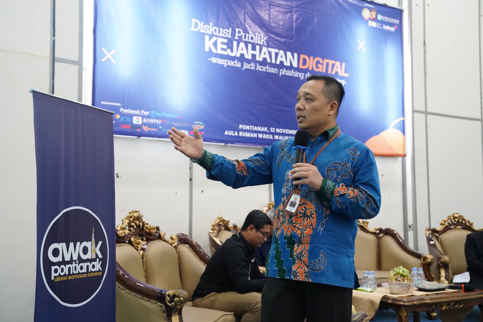 Kepala Divisi TI Bank Kalbar, Toni Darmawan, mengingatkan nasabah agar tak sembarangan membuka tautan atau giveaway palsu di dunia maya.
