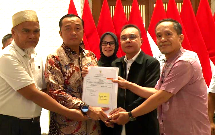 Presiden Prabowo Subianto memberikan rehabilitasi hukum kepada dua guru SMA Negeri 1 Luwu Utara, Sulawesi Selatan, Rasnal dan Abdul Muis.