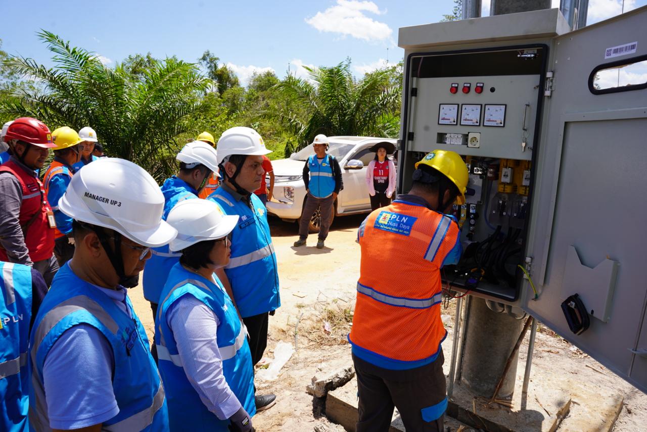 GM PLN UID Kalbar bersama Tim PLN UID Kalbar, memastikan tegangan listrik di gardu sesuai standar PLN, yang nantinya akan disalurkan ke Masyarakat Dusun Mianas.