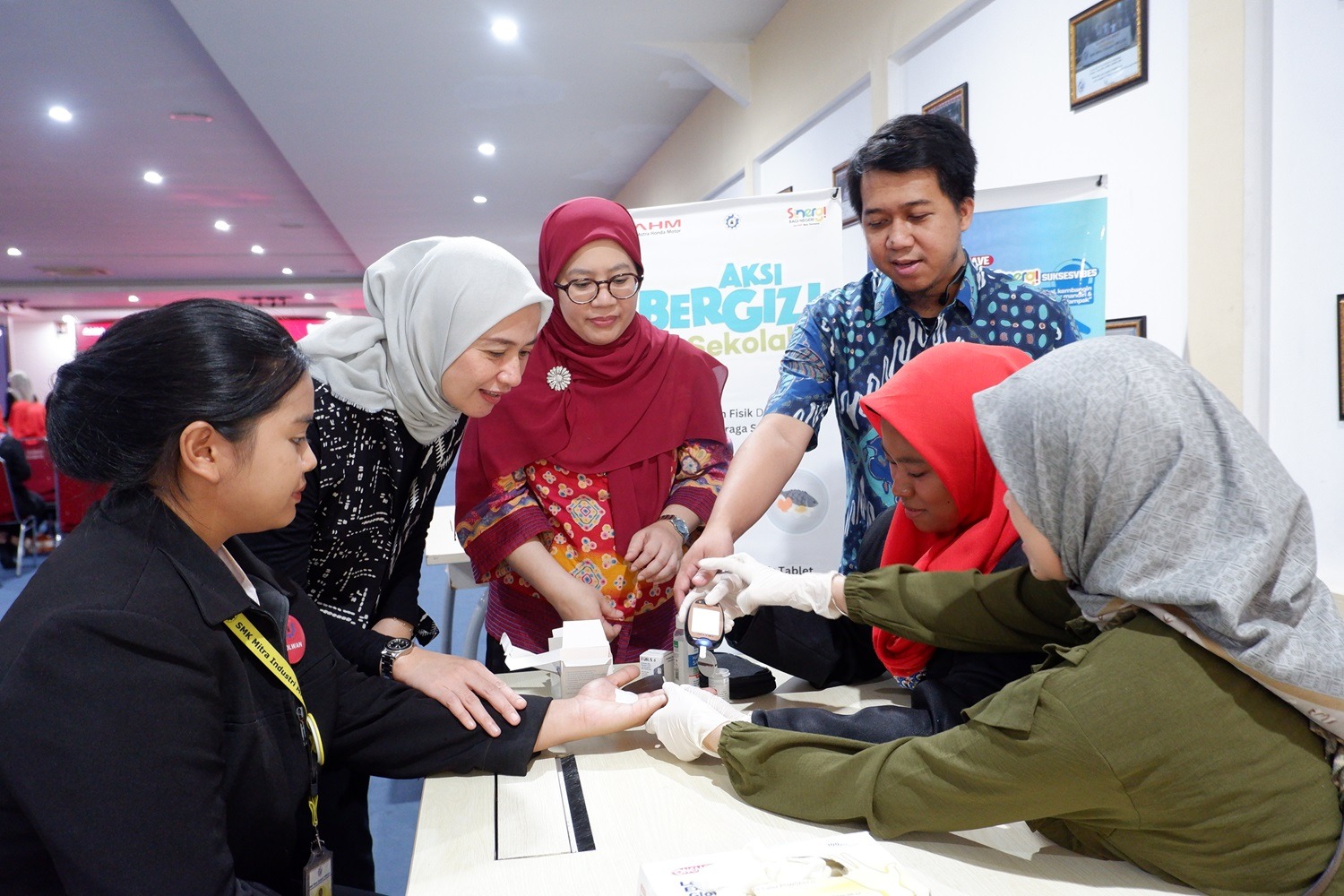 Petugas melakukan cek kesehatan kepada peserta KOLABERAKSI 2025.