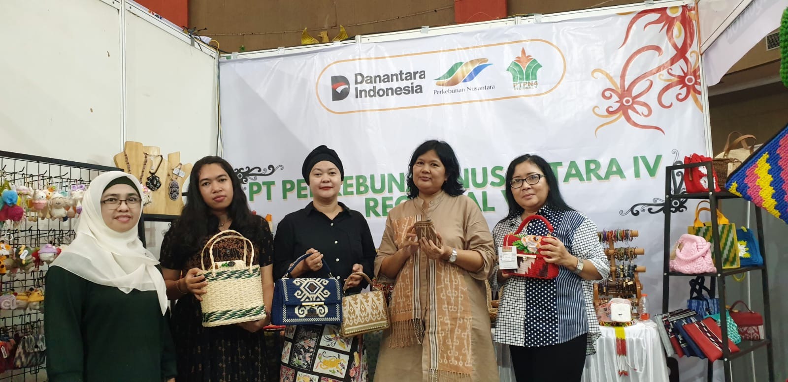 Stan PT Perkebunan Nusantara IV (PTPN IV) PalmCo saat kegiatan Pontianak Expo International Exhibition 2025.