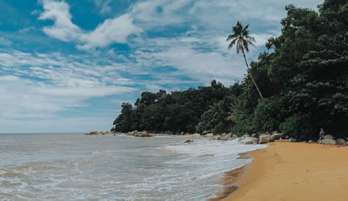 Pemandangan di Pantai Pulau Simping.