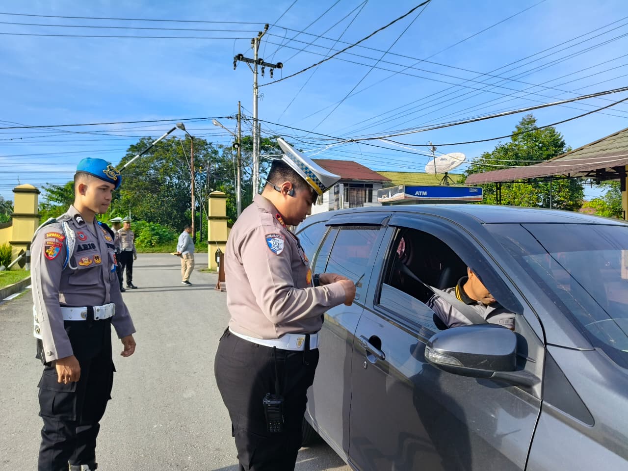 Kasatlantas Polres Sambas saat mengecek kelengkapan kendaraan bermotor anggota Polres Sambas.