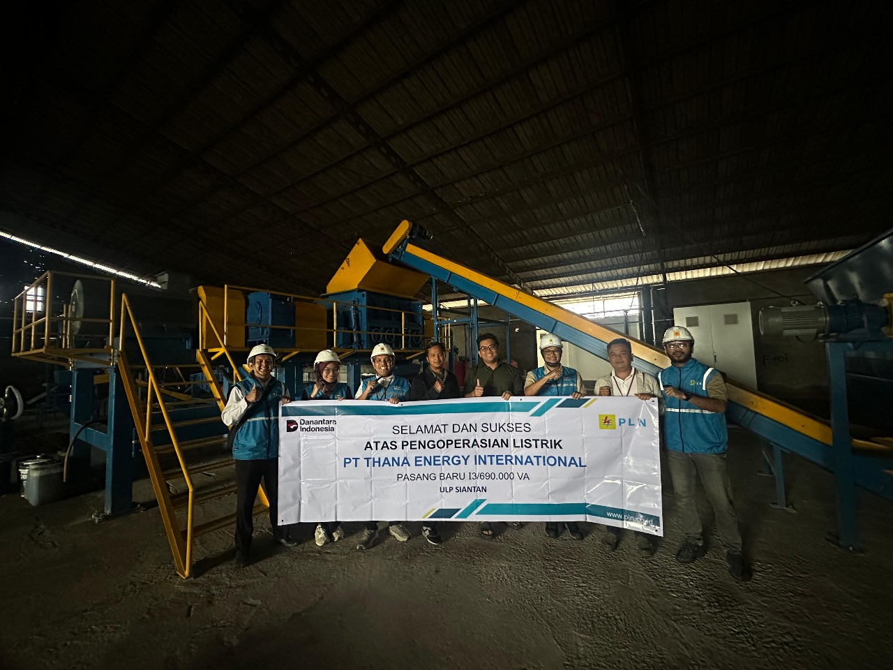 Selebrasi dan foto bersama Manajemen PLN UP3 Mempawah dengan Manajemen PT Thana Energy International.