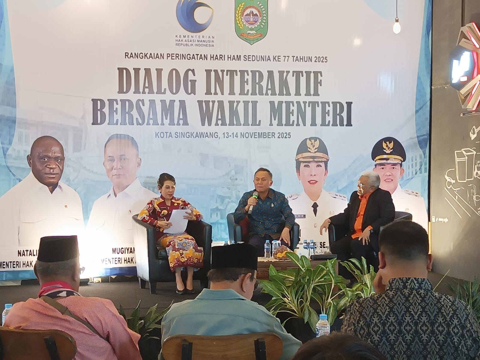 Dialog interaktif bersama Wakil Menteri HAM Mugiyanto dan Wali Kota Singkawang Tjhai Chui Mie di Kota Singkawang bersama masyarakat di Aming coffe, Kamis (13/11/2025).