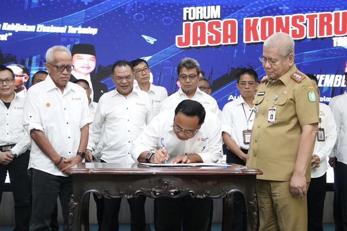 LANTIK: Sekda Kalimantan Barat, Harisson, saat hadir dan melantik pengurus baru Forum Jasa Konstruksi Kalbar 2025&ndash;2030, di Aula Garuda, Kantor Gubernur Kalbar, Selasa (11/11).
