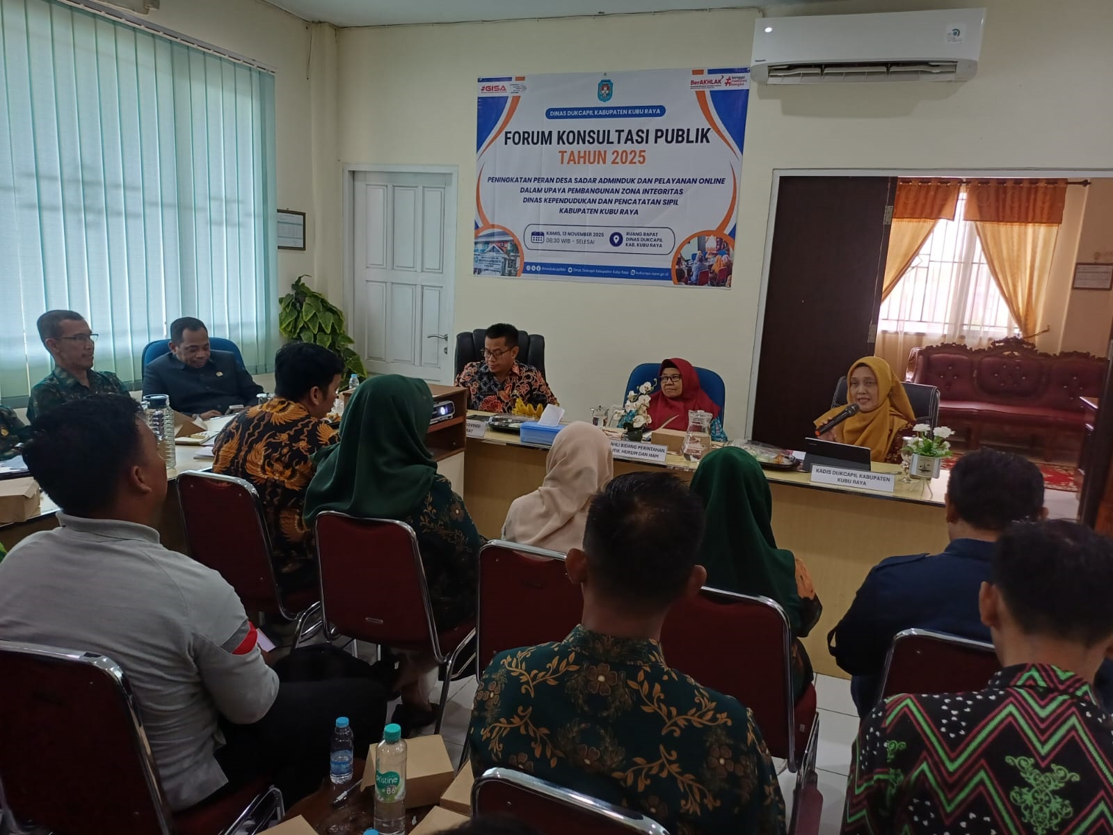 PAPARKAN: Kepala Dinas Dukcapil Kubu Raya, Nurmarini, memaparkan strategi peningkatan pelayanan Adminduk melalui penguatan desa sadar Adminduk dan layanan berbasis digital dalam Forum Komunikasi Publi