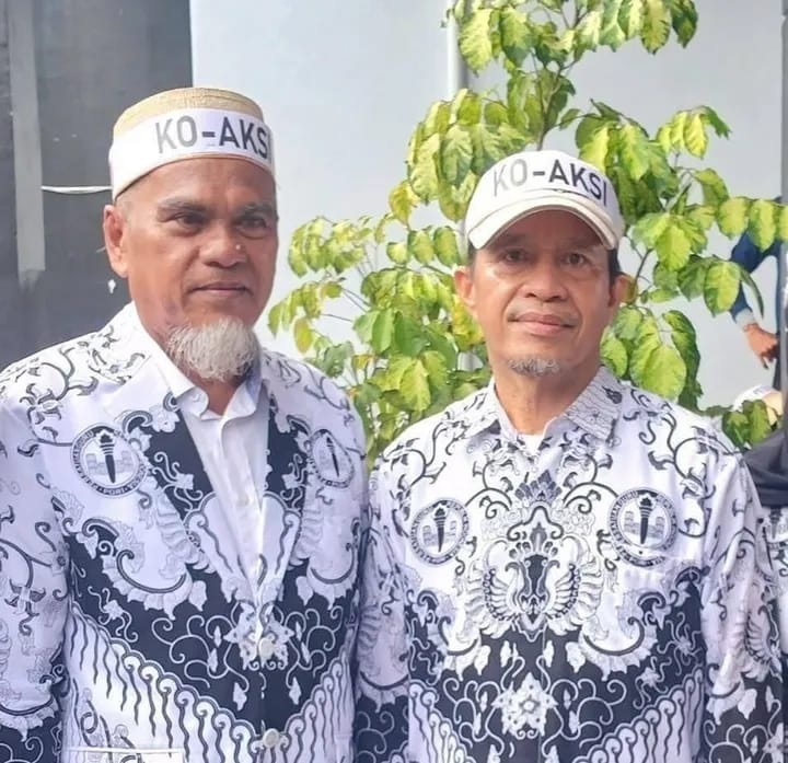 DIPULIHKAN: Rasnal (kanan) dan Addul Muis Muharram. Presiden Prabowo merehabilitasi nama baik keduanya.