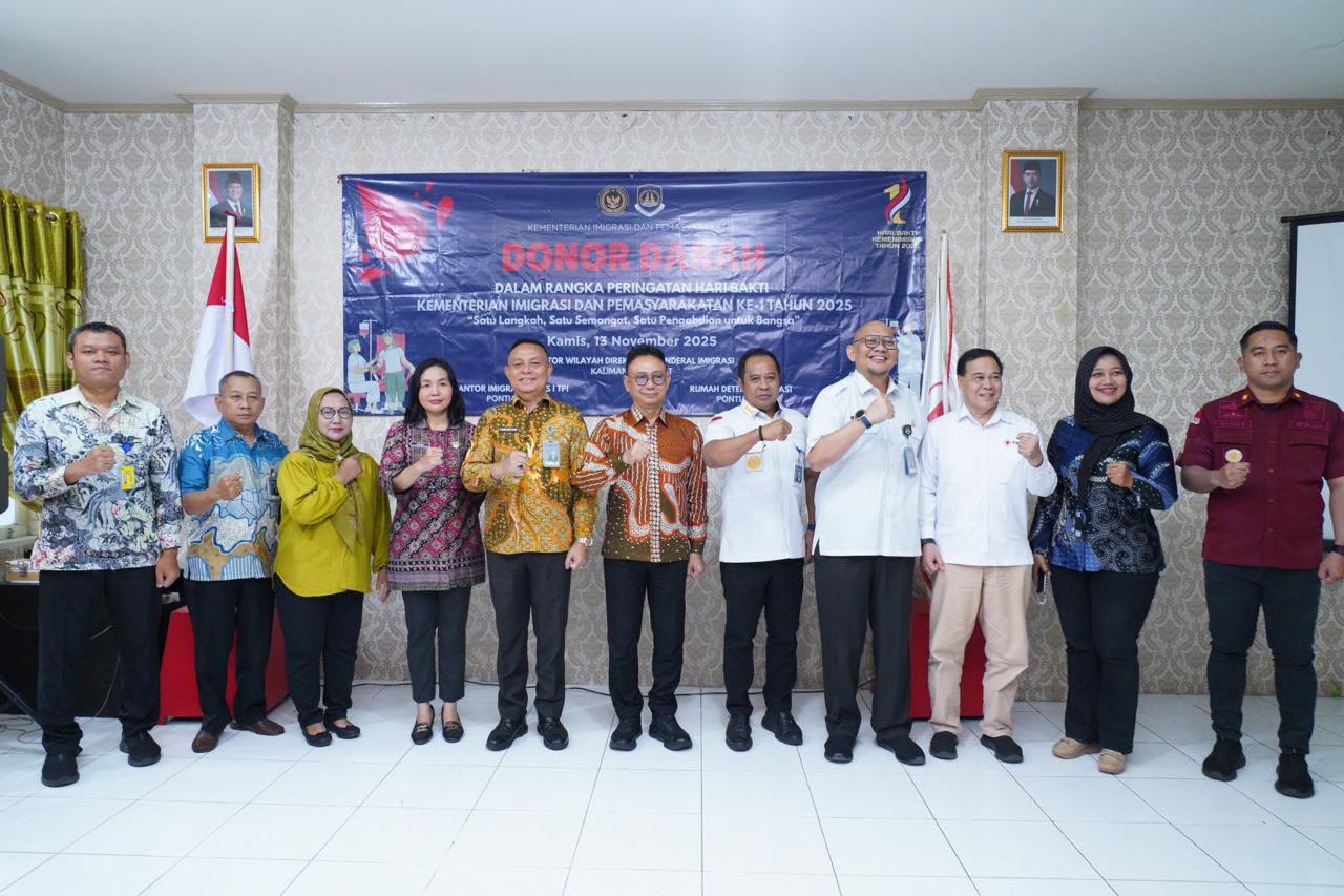 DONOR: Wali Kota Pontianak, Edi Kamtono saat menghadiri aksi donor darah memeringati Hari Bakti Keimigrasian dan Pemasyarakatan.