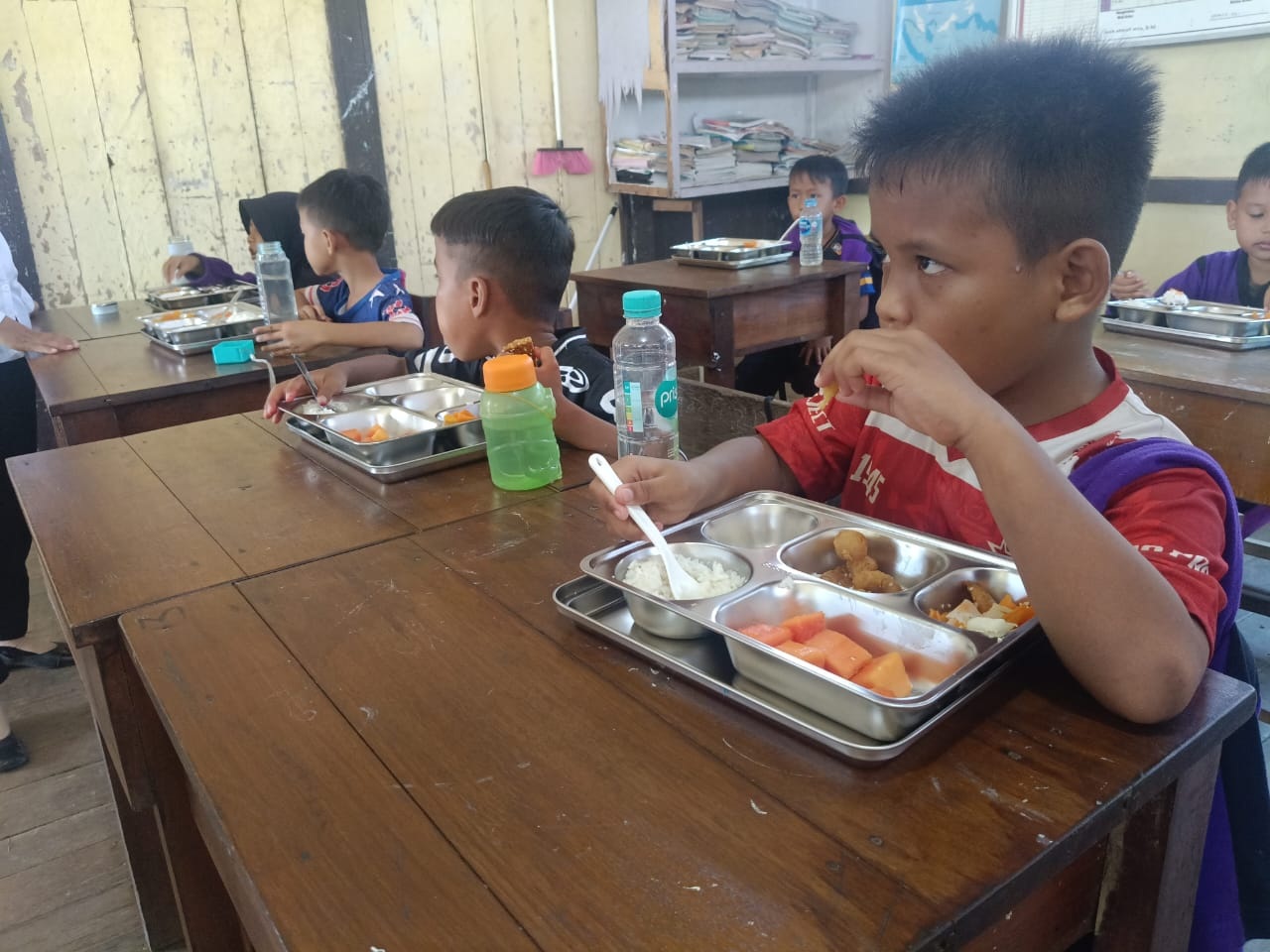 KASUS : Program MBG di Kapuas Hulu yang berlangsung di SDN 03 Kedamin Putussibau Selatan, dimana program tersebut dihentikan sementara karena adanya kasus dugaan keracunan yang menimpa siswa di bebera