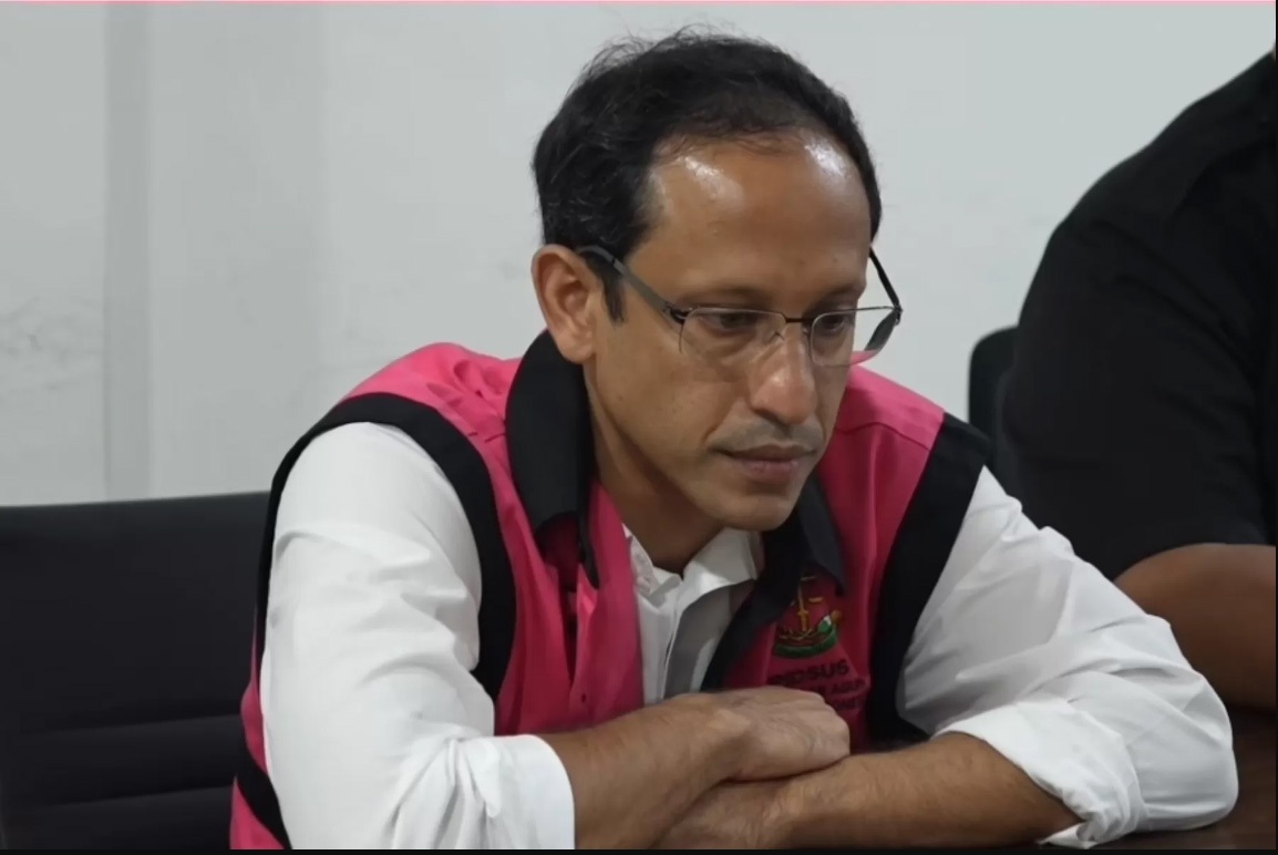 DILIMPAHKAN: Ekspresi Eks Mendikbudristek Nadiem Makarim saat menjalani pelimpahan tahap dua, yakni penyerahan tersangka dan barang bukti kepada Jaksa Penuntut Umum (JPU). 