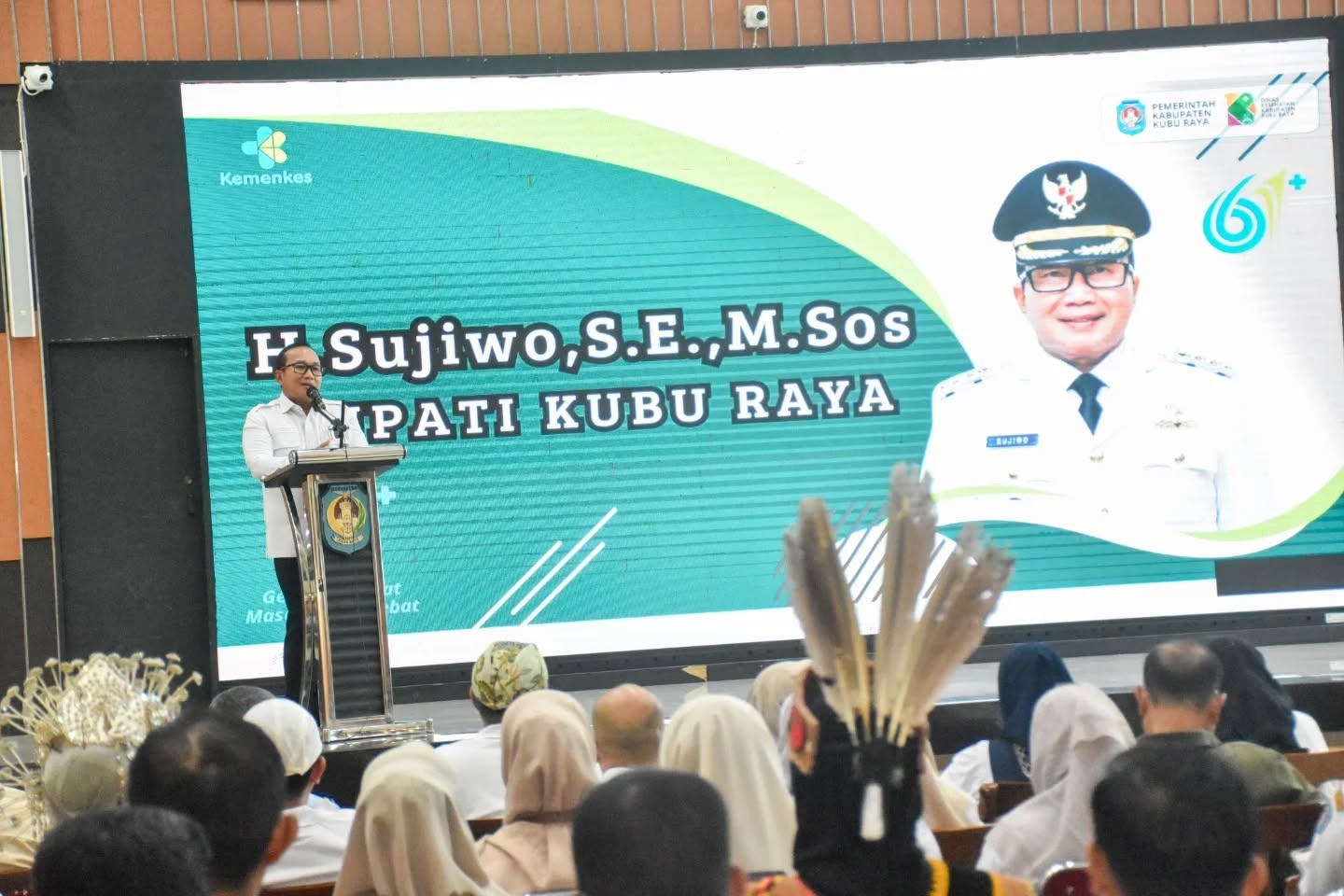 SAMBUTAN: Bupati Kubu Raya, Sujiwo, memberikan sambutan dalam acara peringatan Hari Kesehatan Nasional (HKN) ke-61 di Kabupaten Kubu Raya.