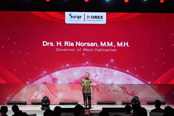 BICARA: Gubernur Kalbar Ria Norsan saat berbicara dalam acara Penandatanganan kontrak Transformasi Digital antara pemerintah Indonesia dan Jepang, yang akan mempercepat penyediaan internet gratis di s