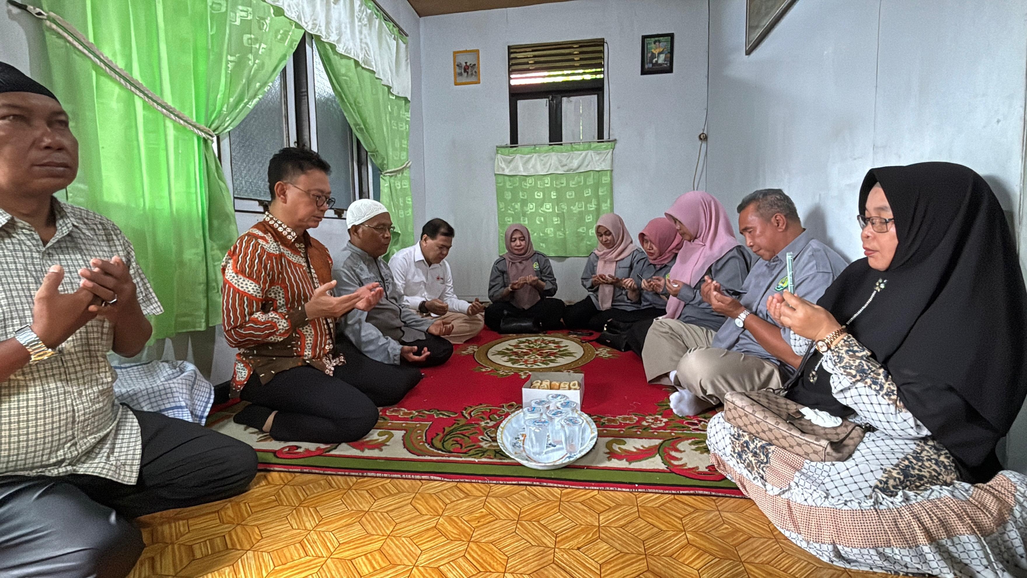 MELAYAT: Wali Kota Pontianak, Edi Rusdi Kamtono, bertakziah ke rumah almarhum Halid, korban lakalantas dengan tronton di Jalan Tanjungpura.