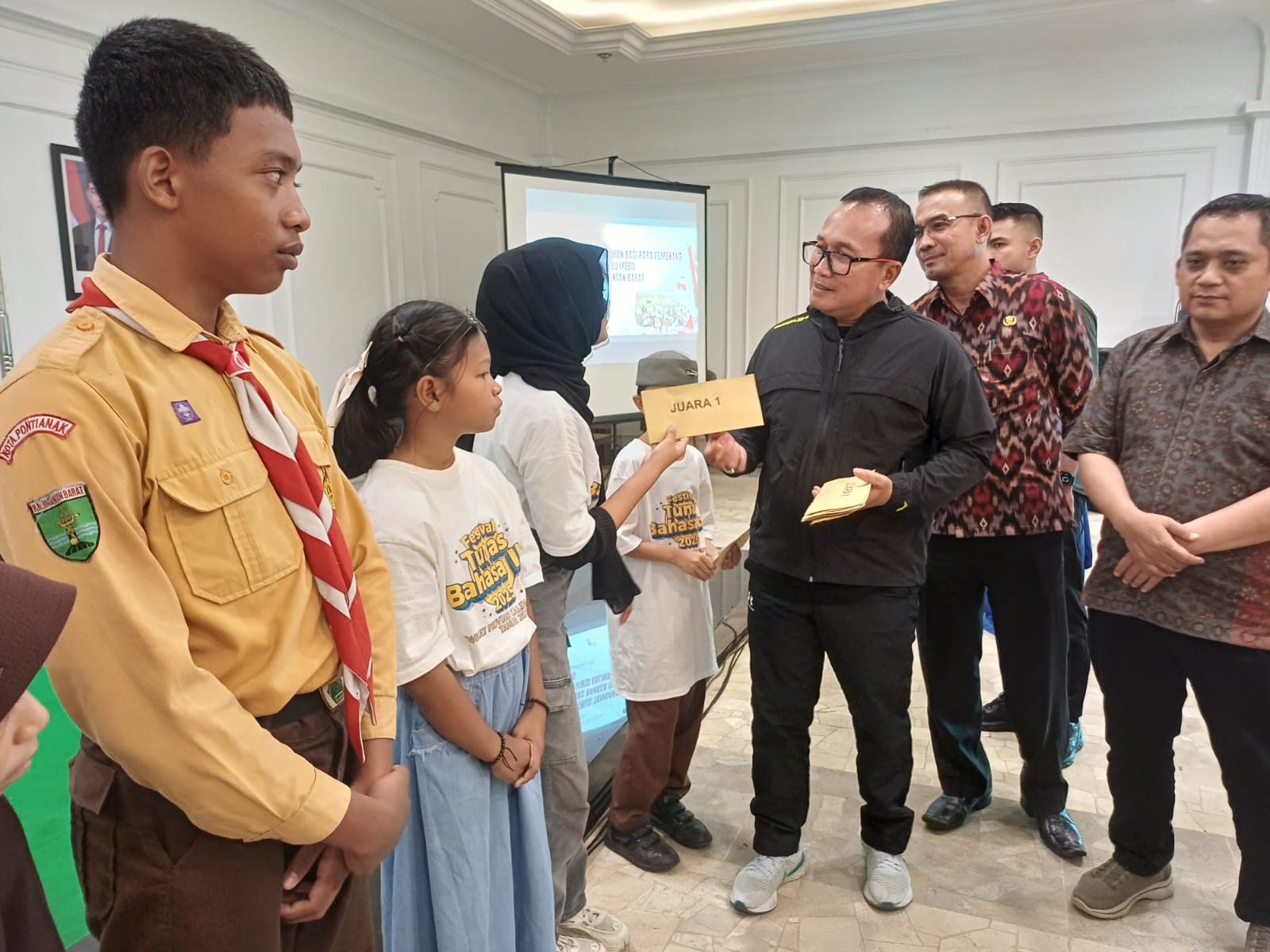 BONUS: Bupati Kubu Raya, Sujiwo, menyerahkan bonus tambahan kepada Kontingen Kubu Raya yang meraih juara umum FTBI tingkat Kalbar, Kamis (13/11) di Hotel Dangau Selaras Kubu Raya.