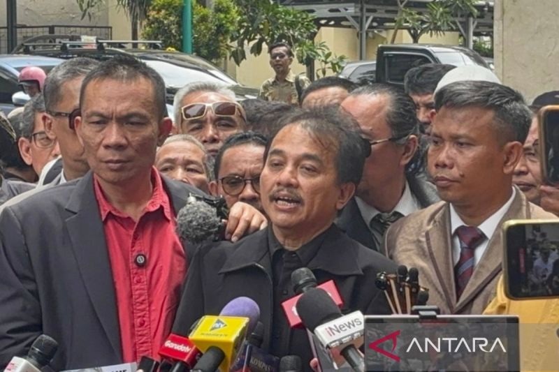 BOLEH PULANG: Roy Suryo didampingi kuasa hukumnya Ahmad Khozinudin (kanan) bersama Rismon Sianipar (kiri) memenuhi panggilan Polda Metro Jaya, Kamis (13/11).