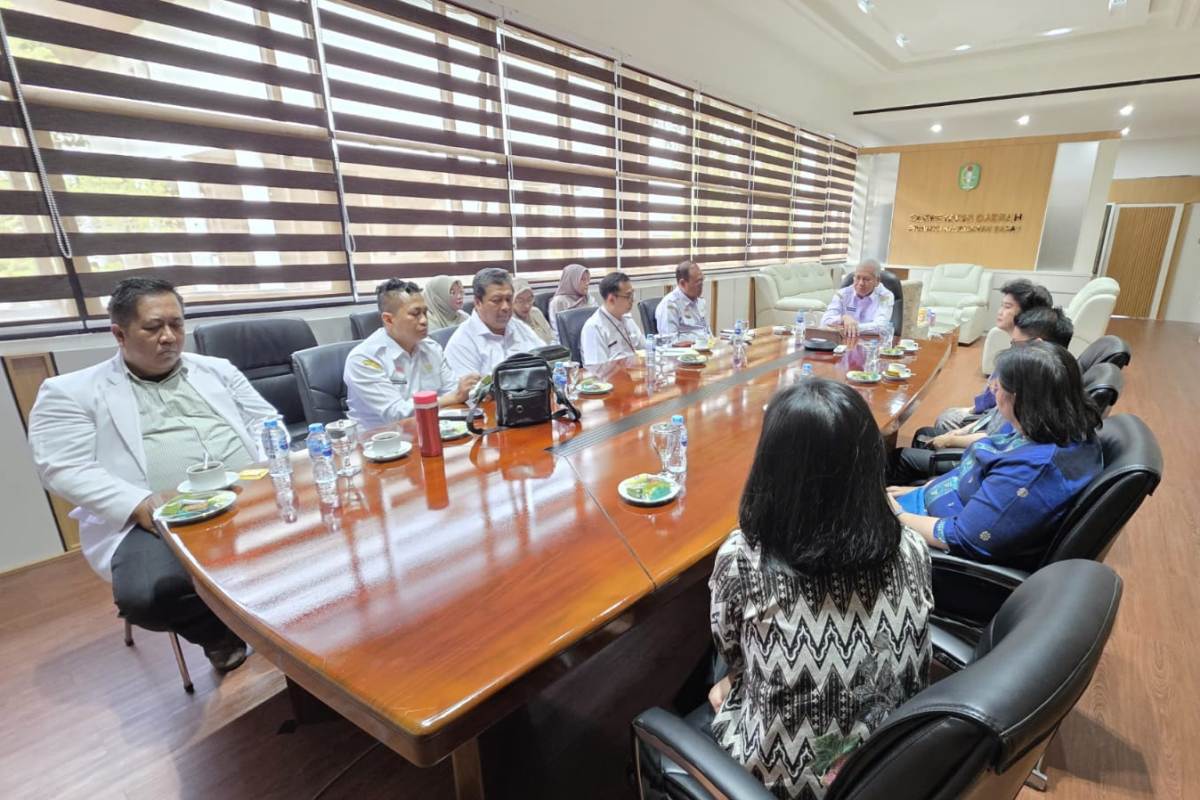Suasana diskusi antara Sekda Kalbar Harisson dan jajaran bersama Tim Visitasi Pengampuan Kesehatan Ibu dan Anak (KIA) Nasional.
