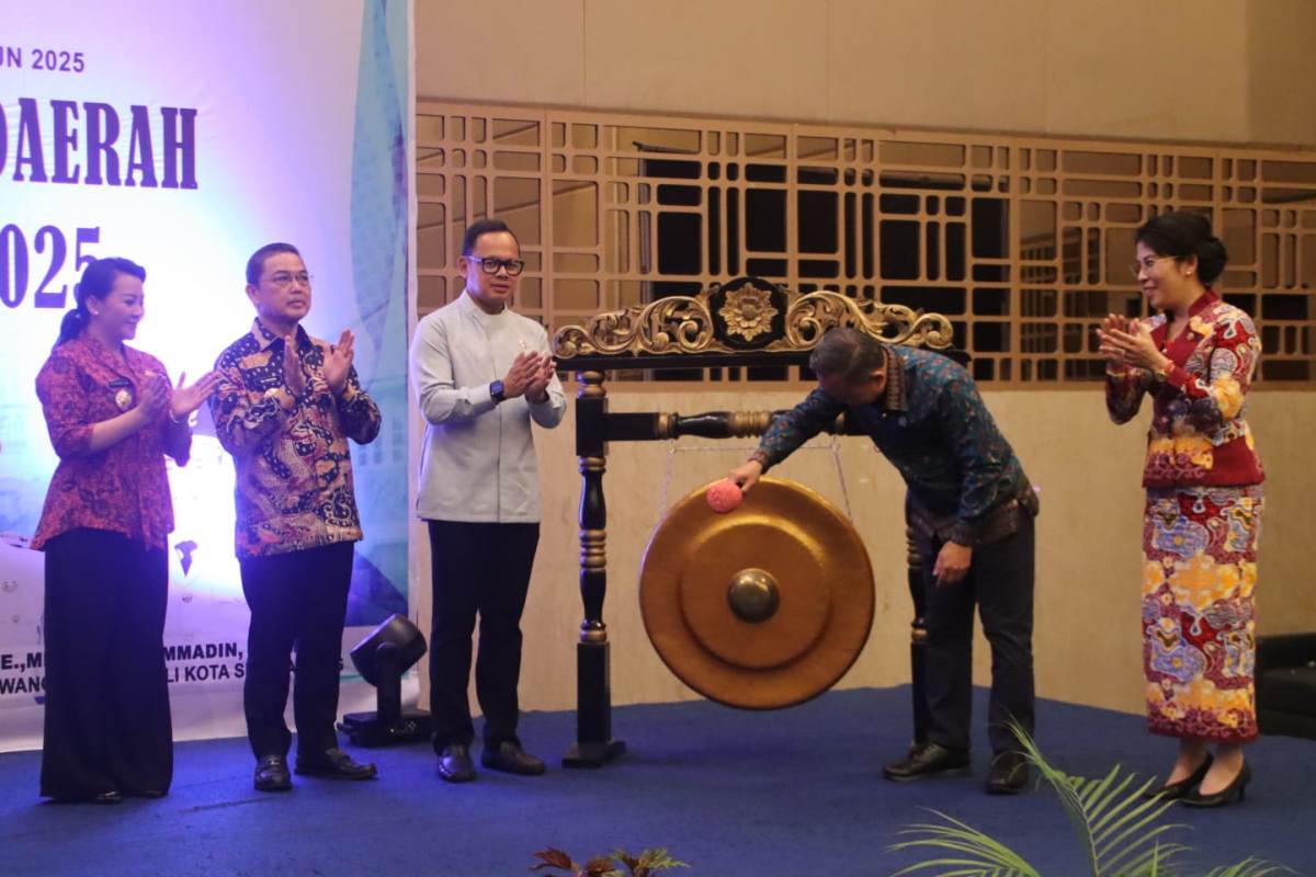 Wamen HAM RI, Mugiyanto membuka rapat kerja pemerintah daerah di Bidang HAM Tahun 2025, yang disaksikan Wamendagri, Bima Arya Sugiarto, Gubernur Kalbar Ria Norsan dan Wako Singkawang Tjhai Chui Mie.