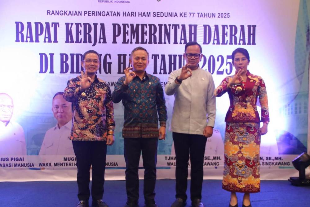 Wamen HAM Mugiyanto, Wamendagri Bima Arya Sugiarto, Gubernur Kalbar Ria Norsan dan Wako Singkawang, Tjhai Chui Mie berfoto bersama saat sesi pembukaan Rapat Kerja Pemerintah Daerah di Bidang HAM.
