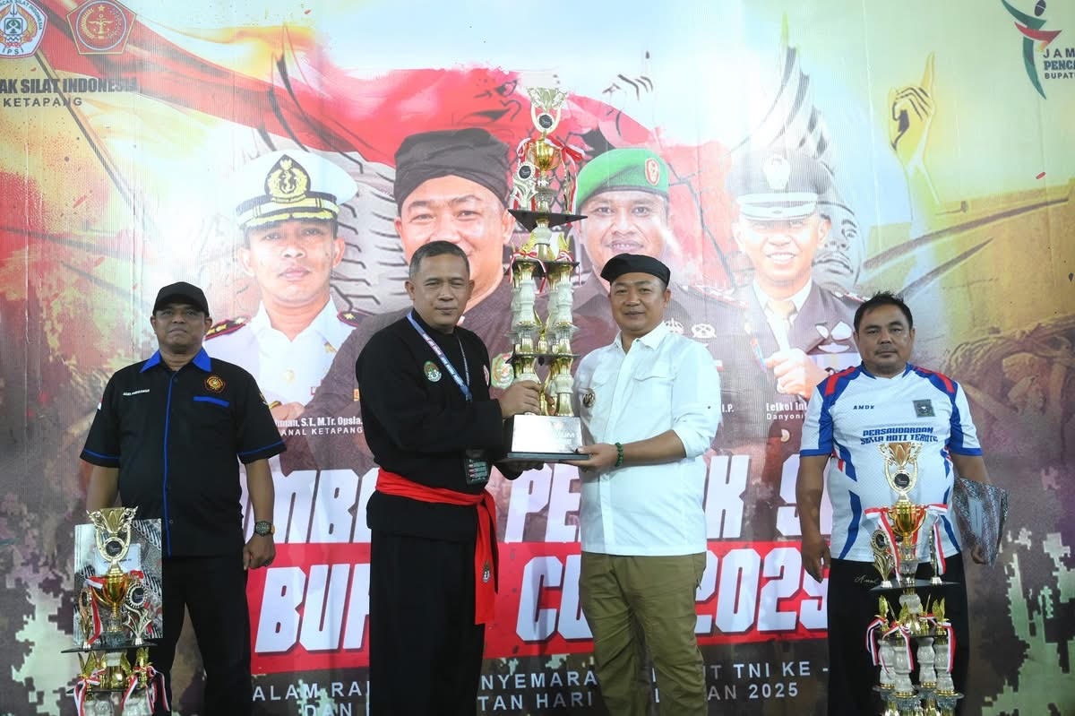 PIALA : Bupati Ketapang, Alexander Wilyo, menyerahkan piala kepada Perguruan Wekasan yang berhasil menjadi juara umum.