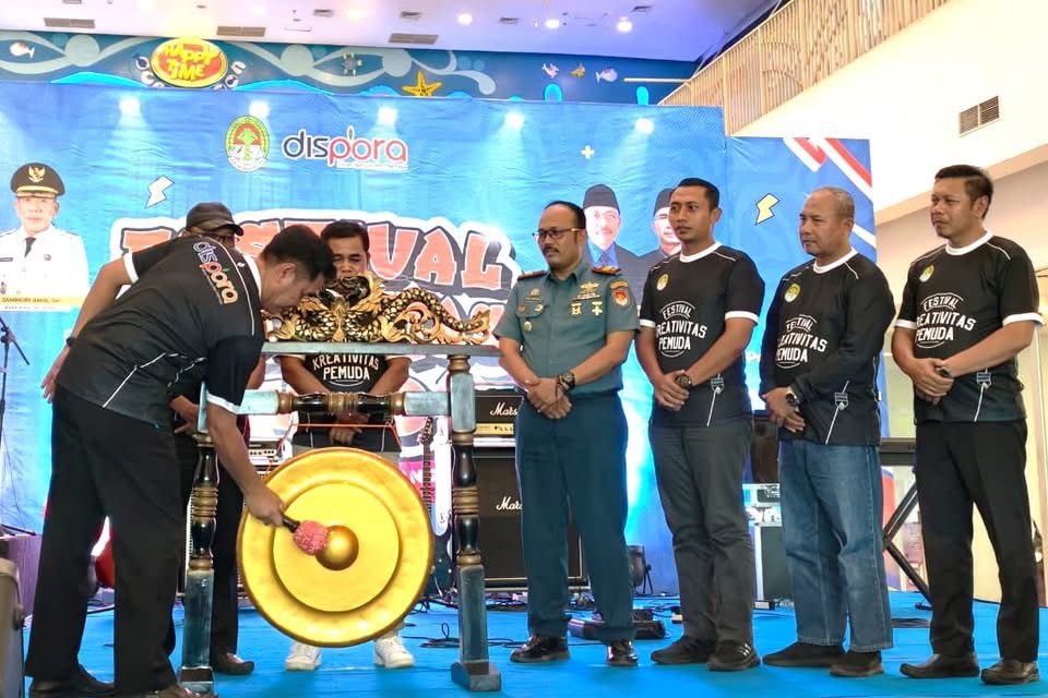 FESTIVAL : Asisten Sekda, Heryandi, memukul gong tanda dimulainya Festival Kreativitas Pemuda 2025 di Citimall Ketapang, Kamis (13/11).