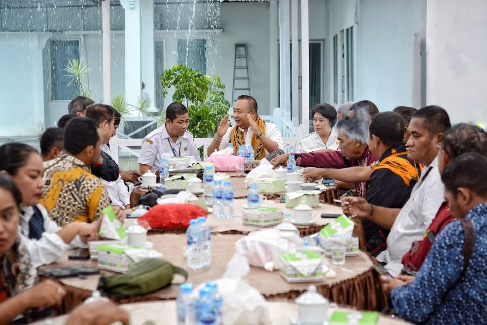 BINCANG : Bupati Ketapang, Alexander Wilyo, berbincang-bincang dengan Ikatan Flobamora Ketapang, Rabu (12/11).