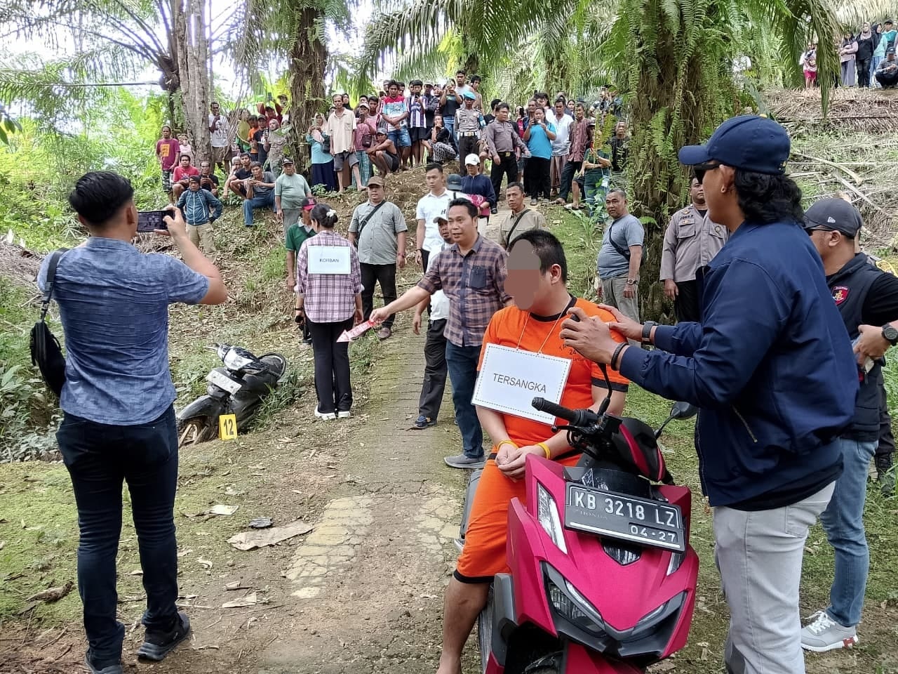 REKONSTRUKSI  : Penyidik Polres Landak telah melakukan rekonstruksi kasus kematian pelajar perempuan