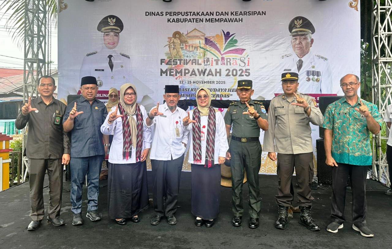 PEMBUKAAN: Foto bersama saat pembukaan Festival Literasi Mempawah 2025.