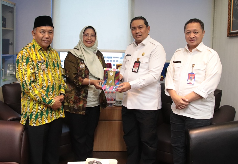 PERTEMUAN: Bupati Erlina bersama Wabup Juli Suryadi saat bertemu Dirjen Bina Keuangan Daerah Kemendagri.