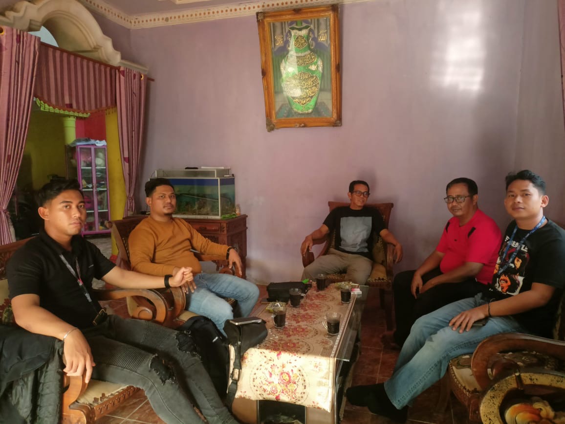 DISKUSI : Nazanadira&nbsp;&nbsp;(Tengah) Tokoh Masyarakat Sedahan Jaya, saat berdiskusi bersama sejumlah pihak.
