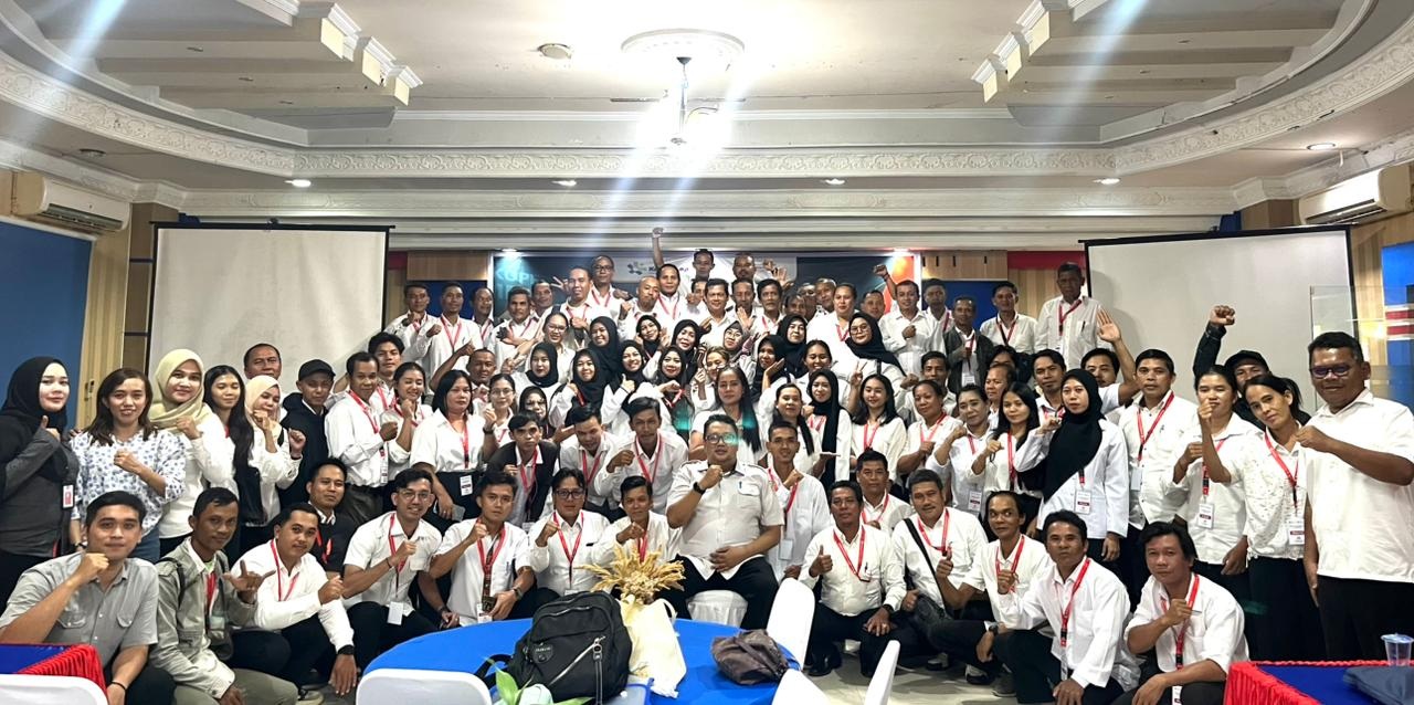 DIABADIKAN: Para pengurus Koperasi Merah Putih berfoto bersama di Aula CU Keling Kumang Sintang usai pelatihan.