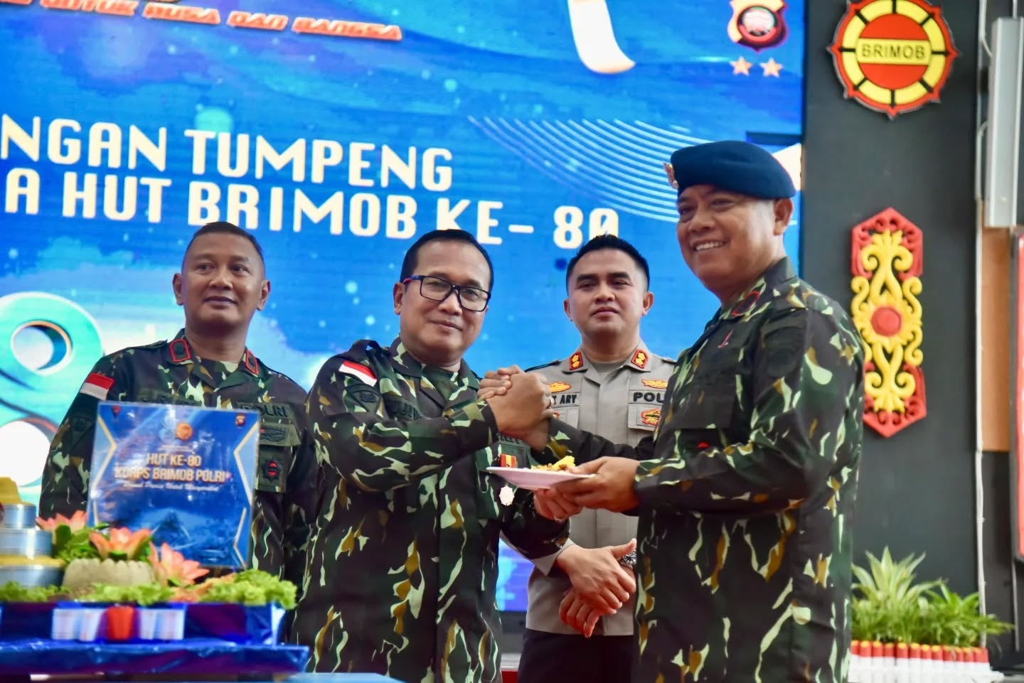 BERI SELAMAT: Bupati Kubu Raya, Sujiwo, memberikan ucapan selamat kepada Korps Brimob Polri pada syukuran Hari Ulang Tahun institusi tersebut, Jumat (14/11) di Aula Praja Utama, Kantor Bupati Kubu Ray