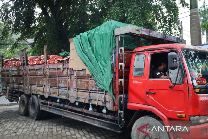 DIAMANKAN: Petugas Beacukai Kalbagbar mengamankan satu truk bawang bombai ilegal di Pelabuhan Dwikora Pontianak.