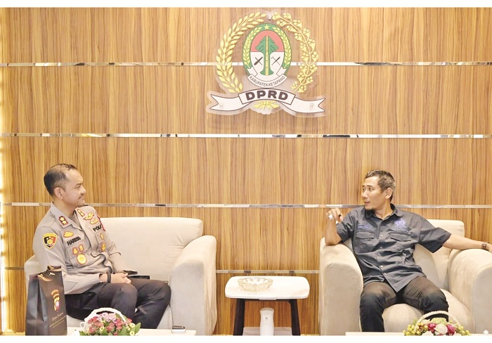 SILATURAHMI: Ketua DPRD Ketapang, Achmad Sholeh, berbincang-bincang dengan Kapolres Ketapang, AKBP Muhammad Harris, Kamis (13/11).