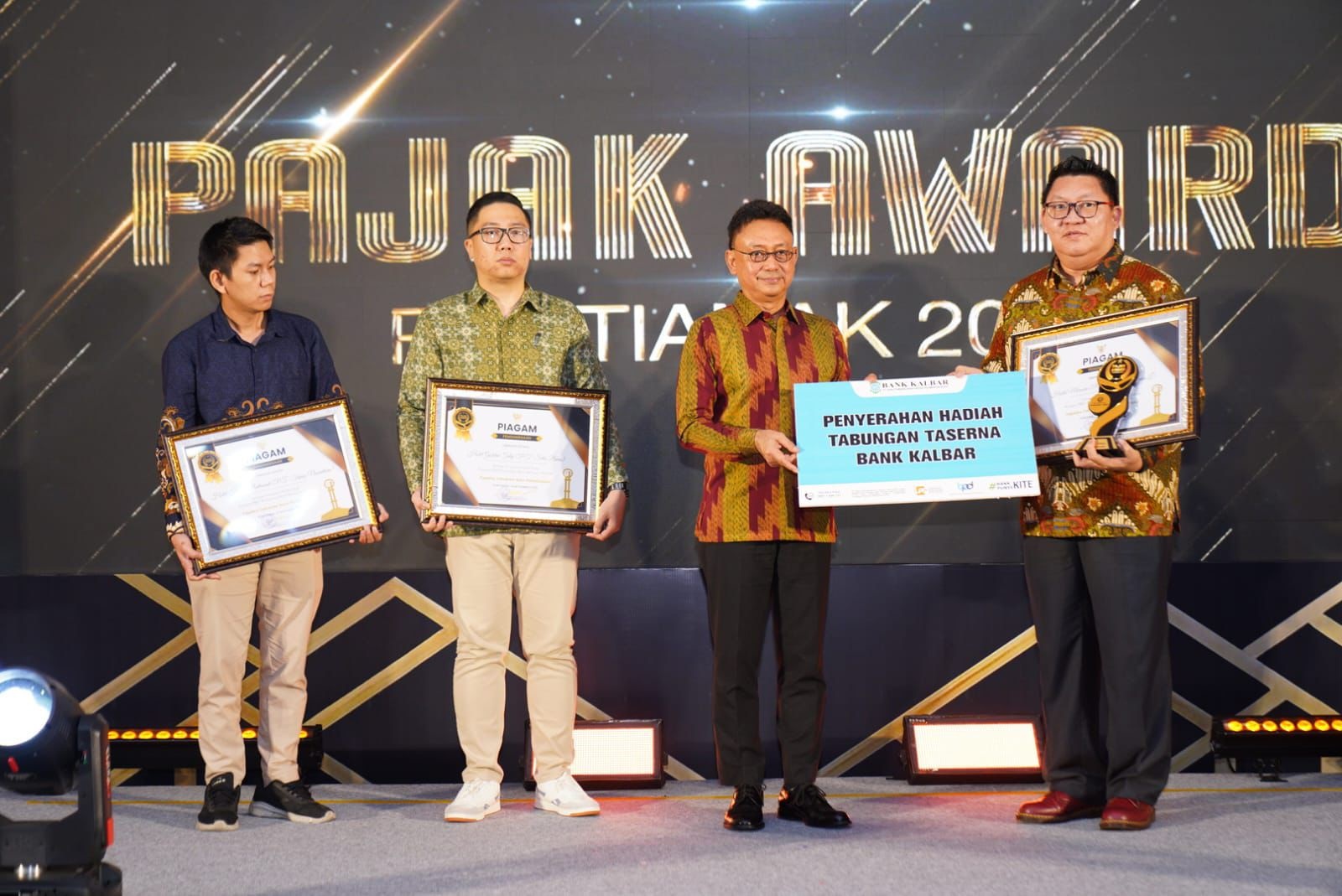 PENGHARGAAN: Wali Kota Pontianak, Edi Rusdi Kamtono, menyerahkan piagam penghargaan Pajak Award 2025 kepada pelaku usaha yang patuh membayar pajak daerah.