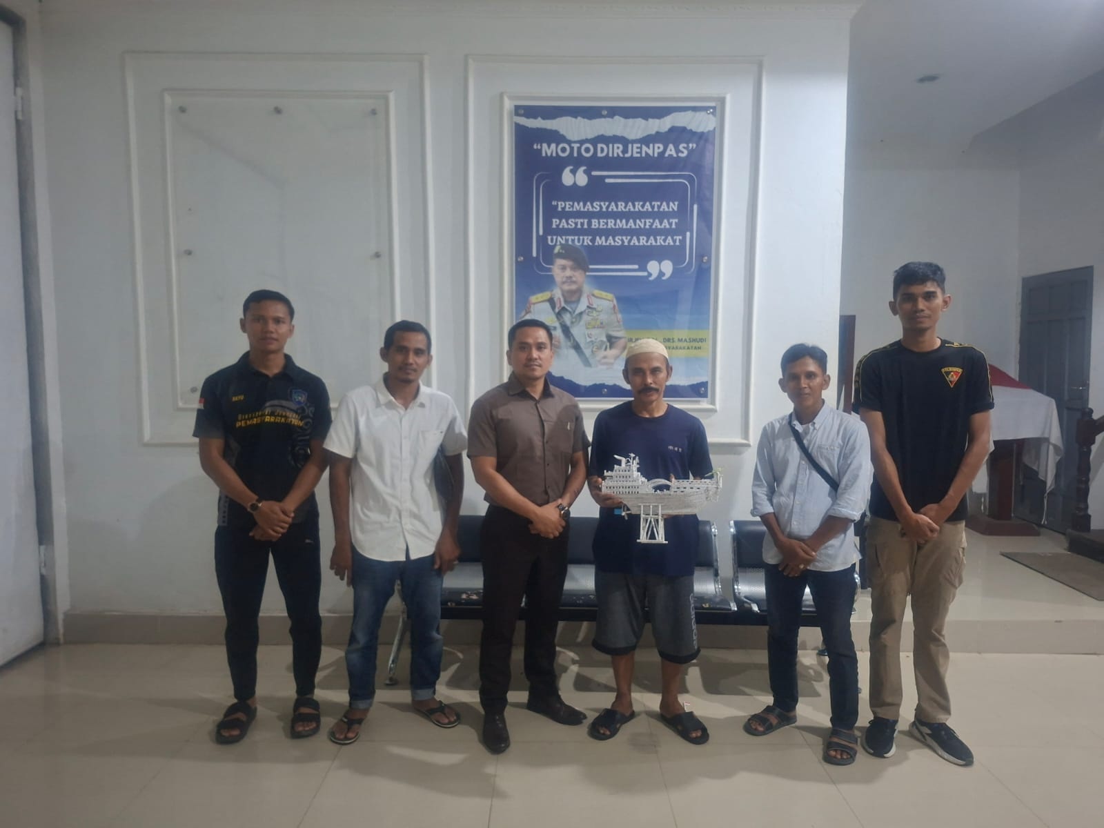 BEBAS: Pengacara Mulyadi Umar, S.H., M.H., bersama kliennya Nawardi, yang baru saja dibebaskan dari dakwaan pengrusakan rumah, setelah putusan bebas dari Pengadilan Negeri Bengkayang, Jumat (14/11).
